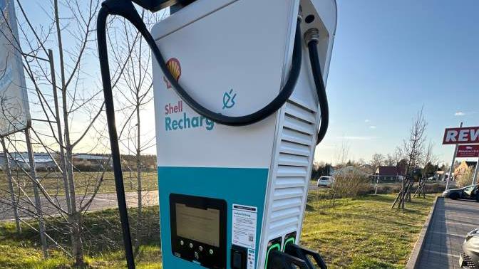 Shell Recharge Charging Station, Mittelstraße in Blankenfelde-Mahlow