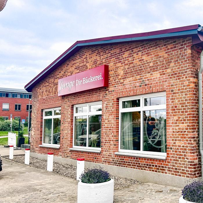 Junge Die Bäckerei., Rostocker Chaussee in Güstrow