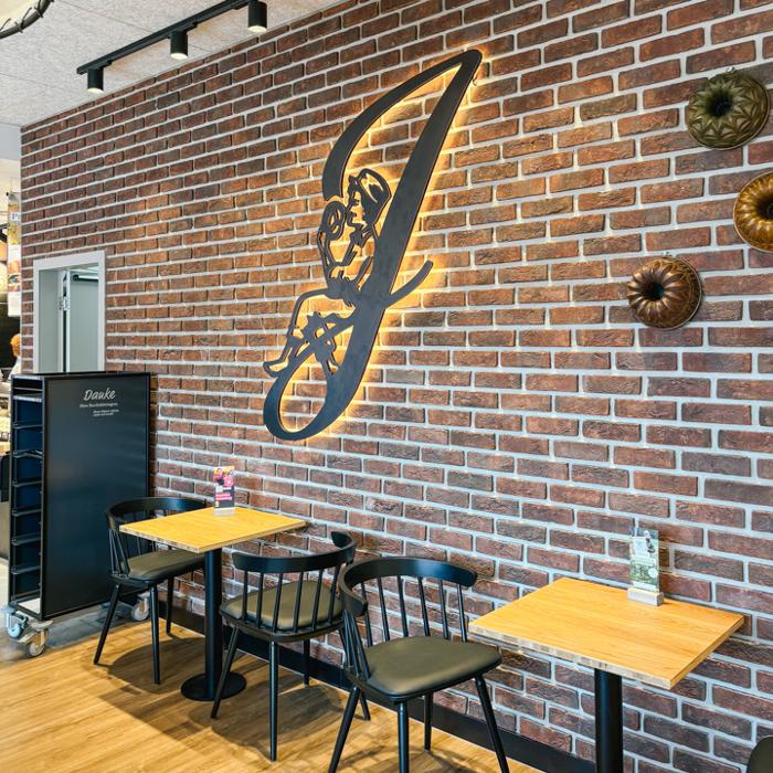 Junge Die Bäckerei., Rostocker Chaussee in Güstrow