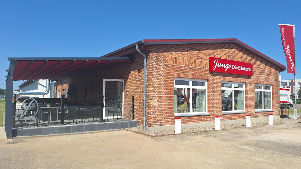 Junge Die Bäckerei., Rostocker Chaussee in Güstrow