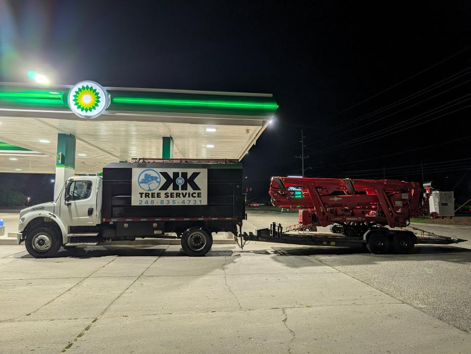 K N K Tree Service, LLC Logo