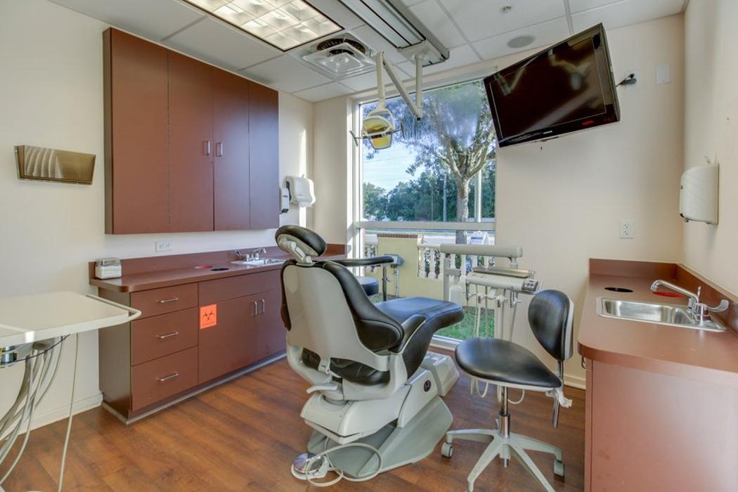 Dynamic Dental Smiles Logo