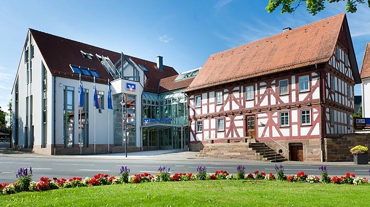 Raiffeisenbank im Fuldaer Land eG - Hauptstelle Großenlüder, Bahnhofstraße in Großenlüder