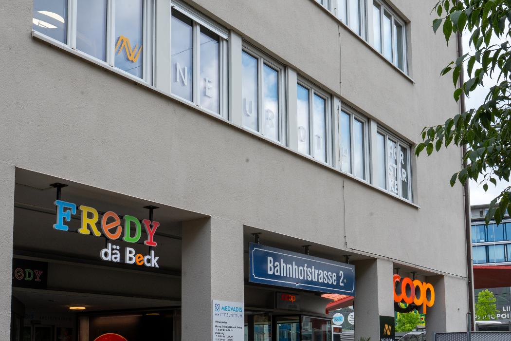 Neuroth Hörcenter AG - Hörgeräte und Gehörschutz, Bahnhofstrasse in Schlieren