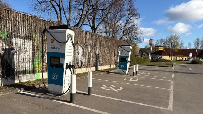 Shell Recharge Charging Station, Schnellerstraße in Berlin
