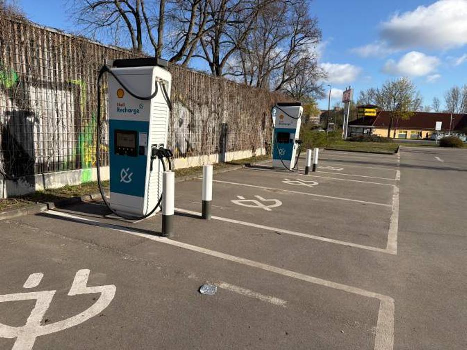 Shell Recharge Charging Station, Schnellerstraße in Berlin