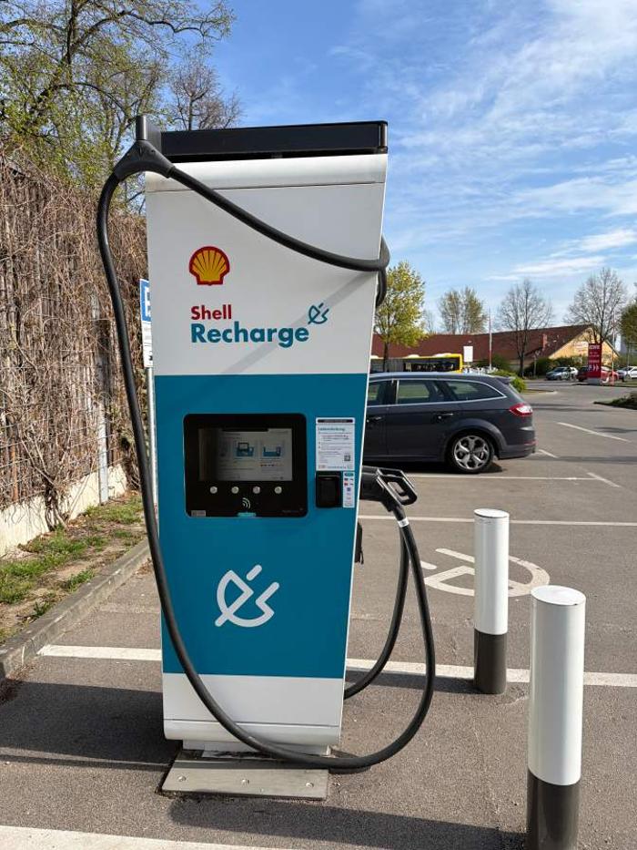 Shell Recharge Charging Station, Schnellerstraße in Berlin