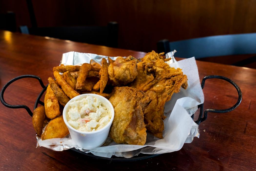 Boss' Pizzeria and Sports Bar Okoboji Image