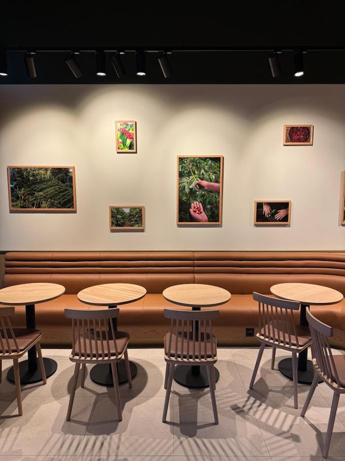 Starbucks, Bahnhofplatz in Zug