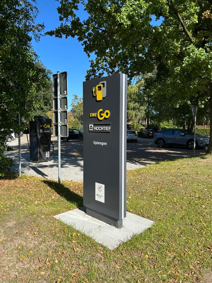 EWE Go HOCHTIEF Ladepartner-Ladestation, Alter Postweg in Uplengen