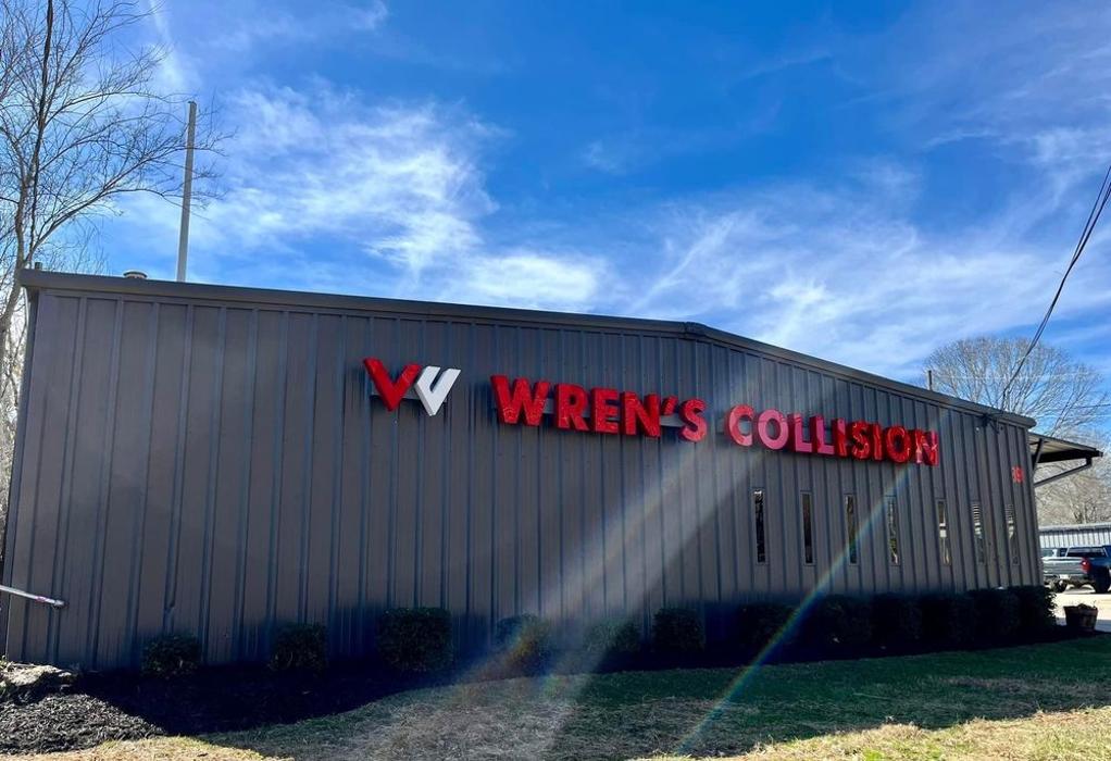 Wren&apos;s Collision of Roswell Logo