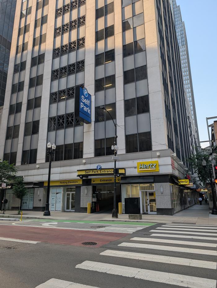 WMW iParkit Garage Logo