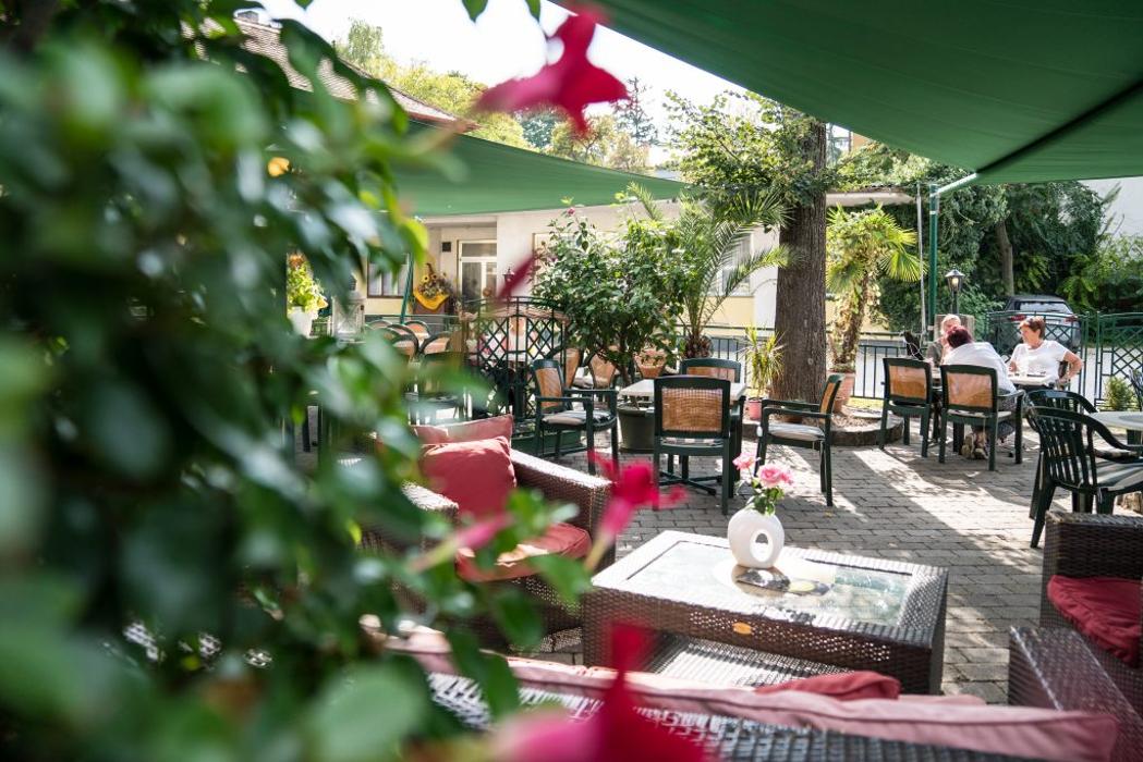 Parkhotel Neubauer, Postgasse in Bad Sauerbrunn