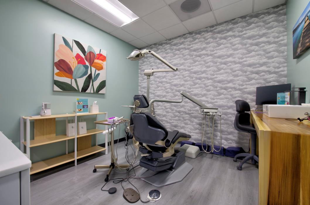 Distinctive Dental Implants, April Tressler, DDS/AFAAID Image