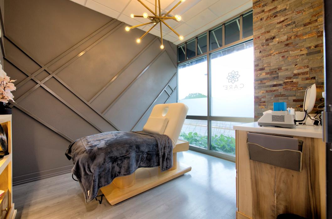 Distinctive Dental Implants, April Tressler, DDS/AFAAID Logo