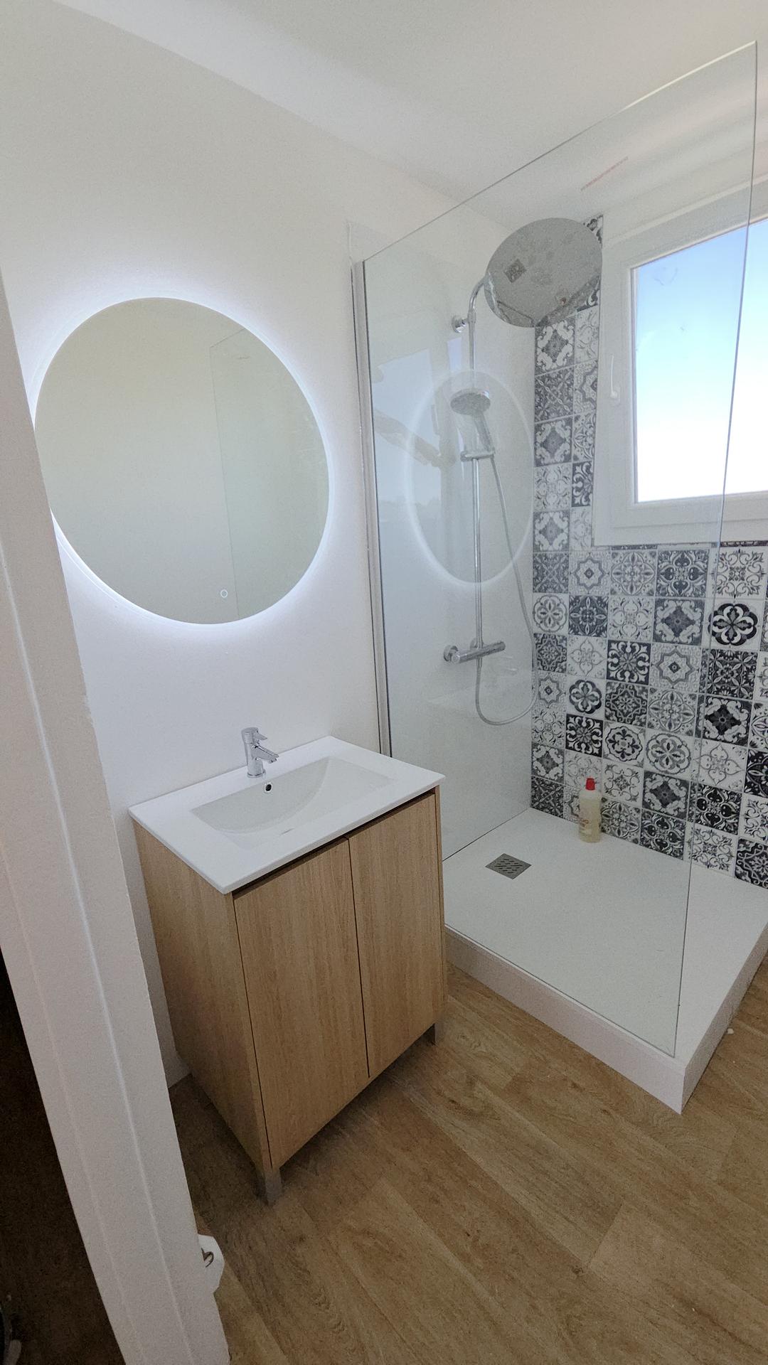 Yusuf Koc meuble et accessoires de cuisine et salle de bains (détail)