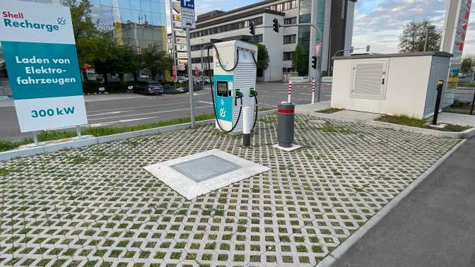 Shell Recharge Charging Station, Erich-Herion-Straße in Fellbach