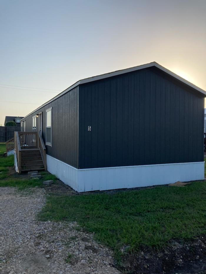 Lakefront Village Mobile Home & RV Community - Corsicana, TX