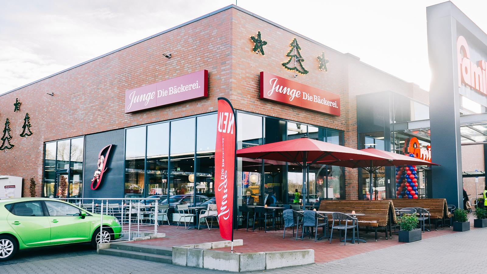 Junge Die Bäckerei., Vor dem Delftor in Itzehoe