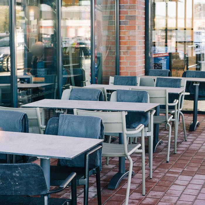 Junge Die Bäckerei., Vor dem Delftor in Itzehoe