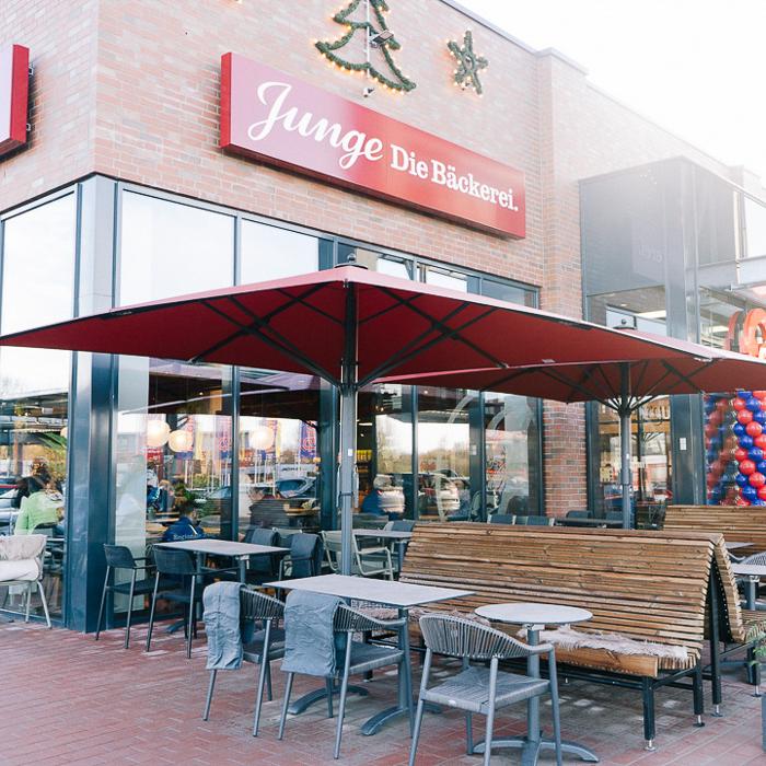 Junge Die Bäckerei., Vor dem Delftor in Itzehoe