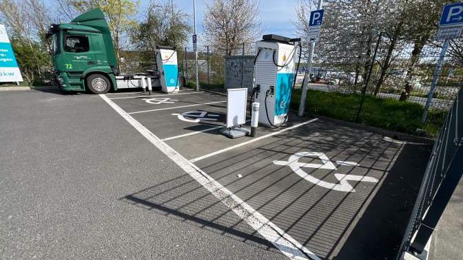 Shell Recharge Charging Station, Am Wiesenweg in Hausen bei Würzburg