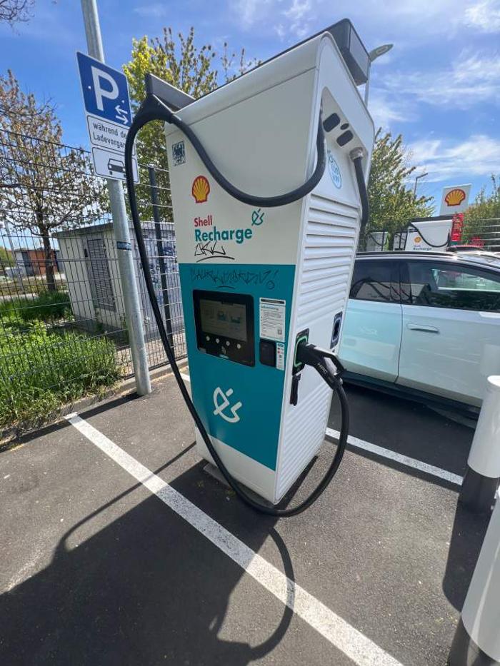 Shell Recharge Charging Station, Am Wiesenweg in Hausen bei Würzburg