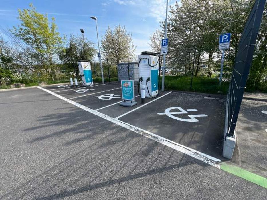 Shell Recharge Charging Station, Am Wiesenweg in Hausen bei Würzburg