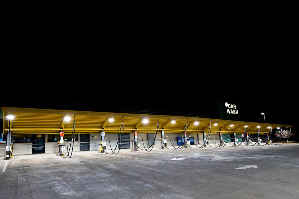 Suds Deluxe Car Wash Image