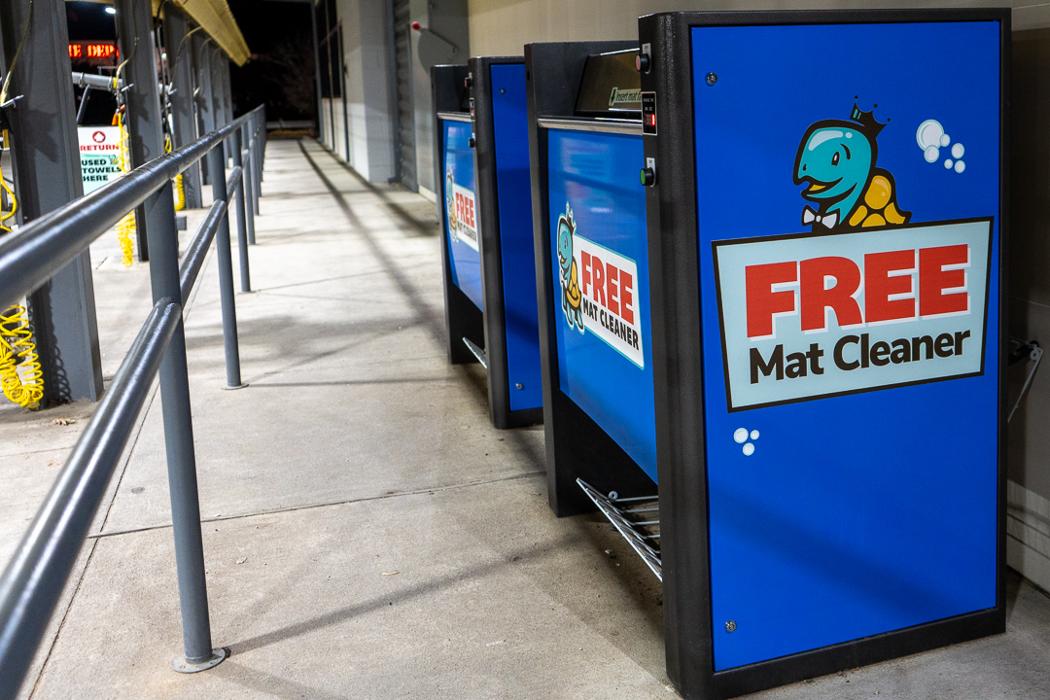 Suds Deluxe Car Wash Logo