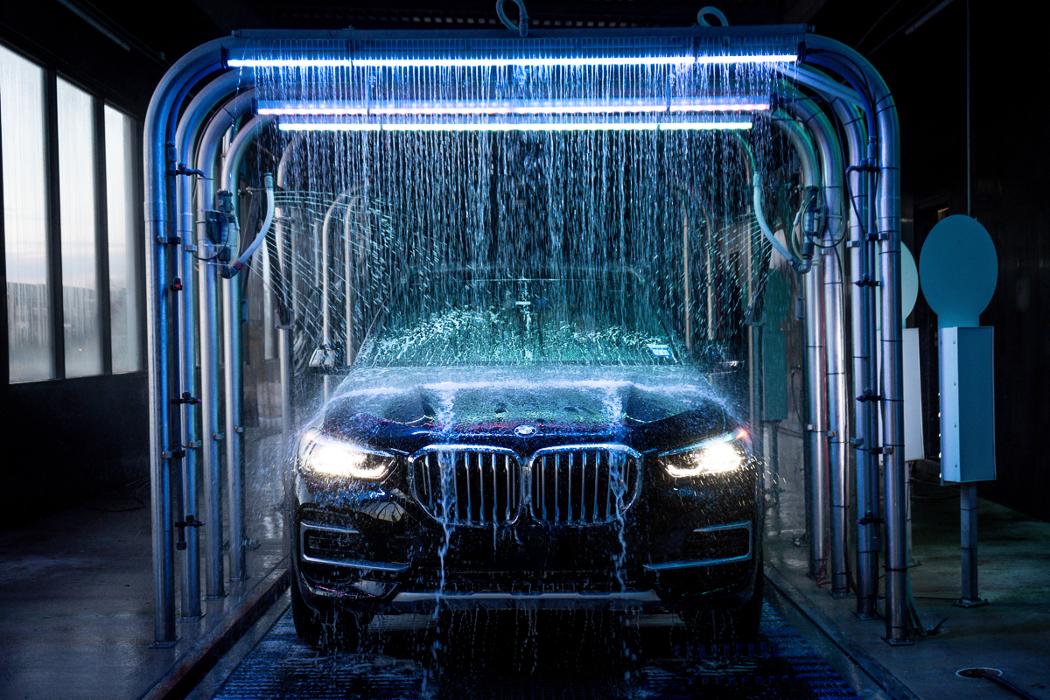 Suds Deluxe Car Wash Image