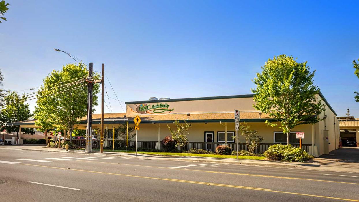 G &amp; C Auto Body Logo