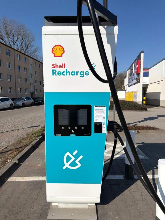 Shell Recharge Charging Station, Mahlsdorfer Straße in Berlin