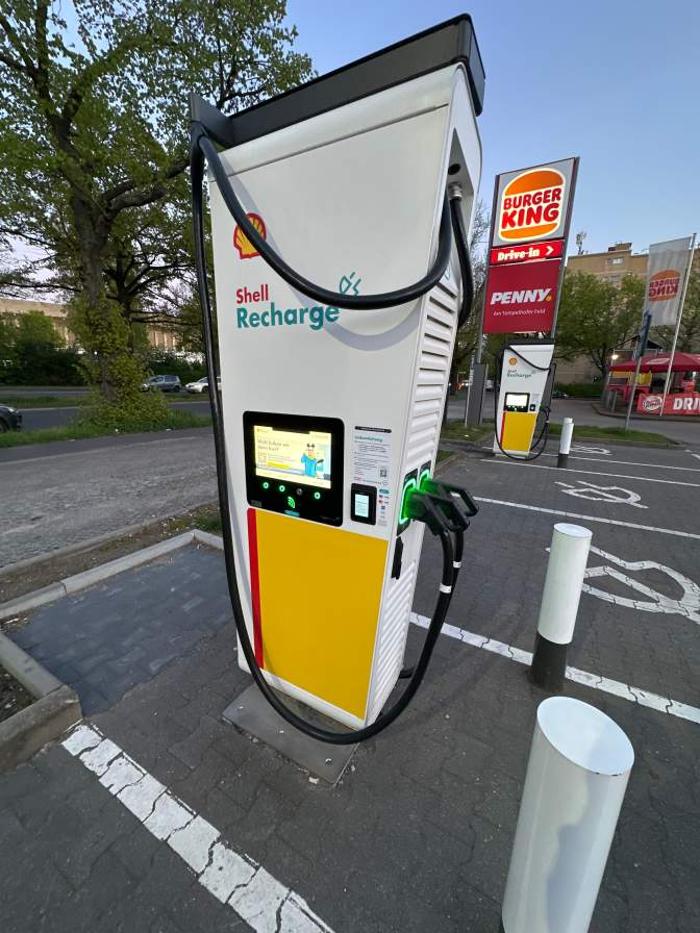 Shell Recharge Charging Station, Tempelhofer Damm in Berlin