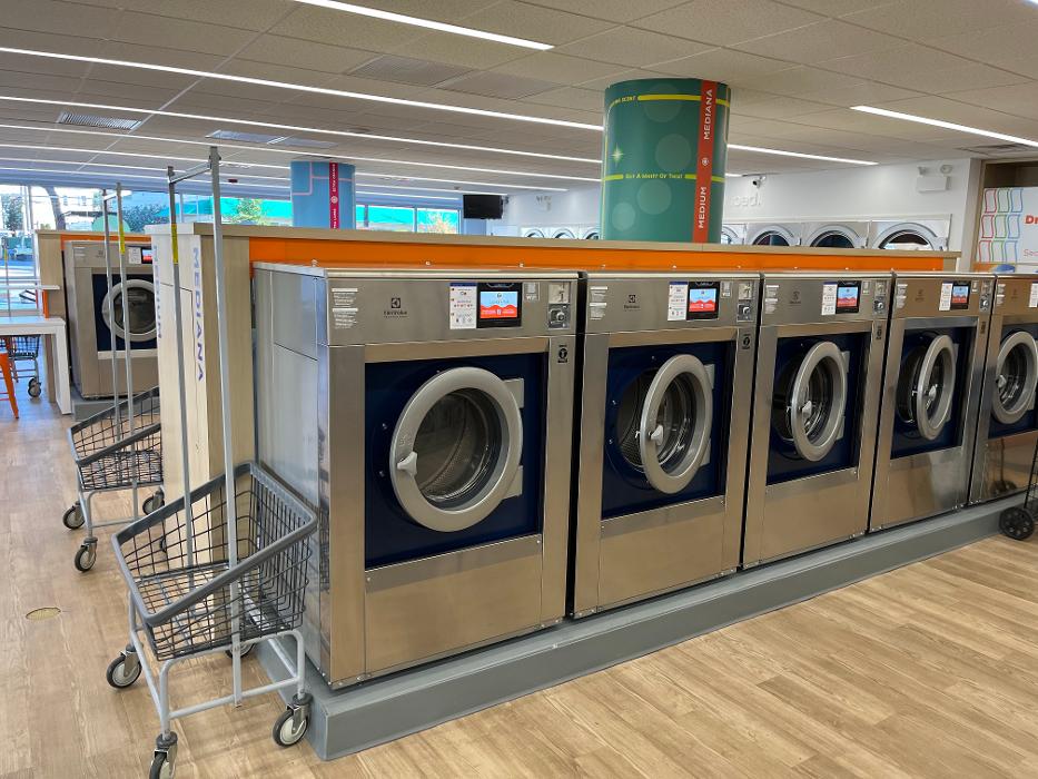 Tide Laundromat Logo
