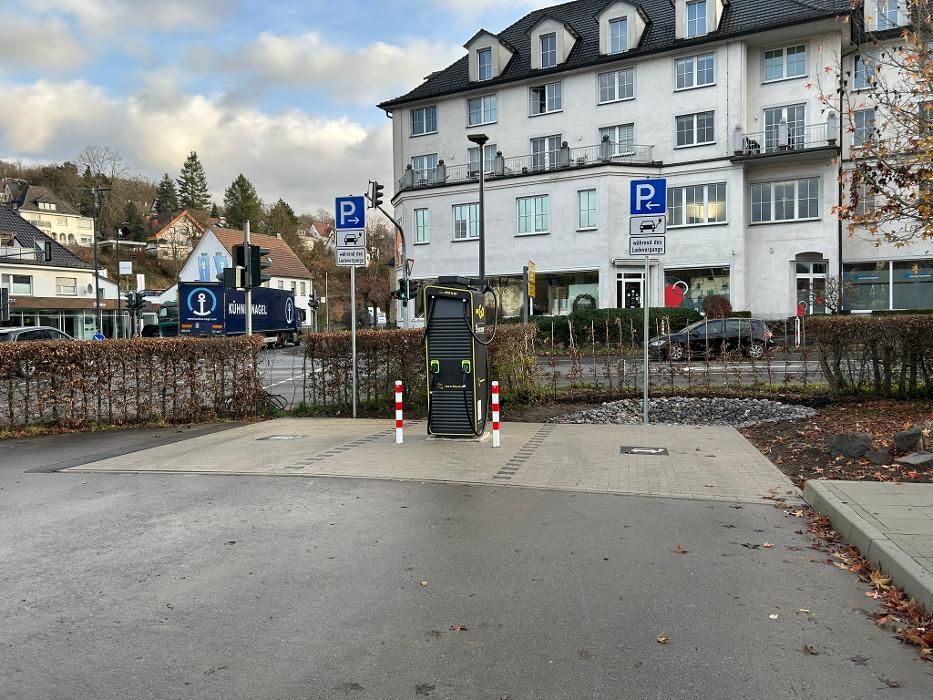 EWE Go HOCHTIEF Ladepartner-Ladestation, Mescheder Straße in Sundern (Sauerland)