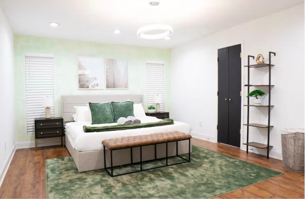 Example of a fully optimized and professionally staged room from an Airbnb managed by Rent Relax, designed to increase views and guest appeal.