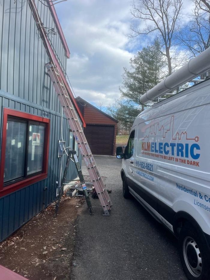 KLM Electric LLC Logo