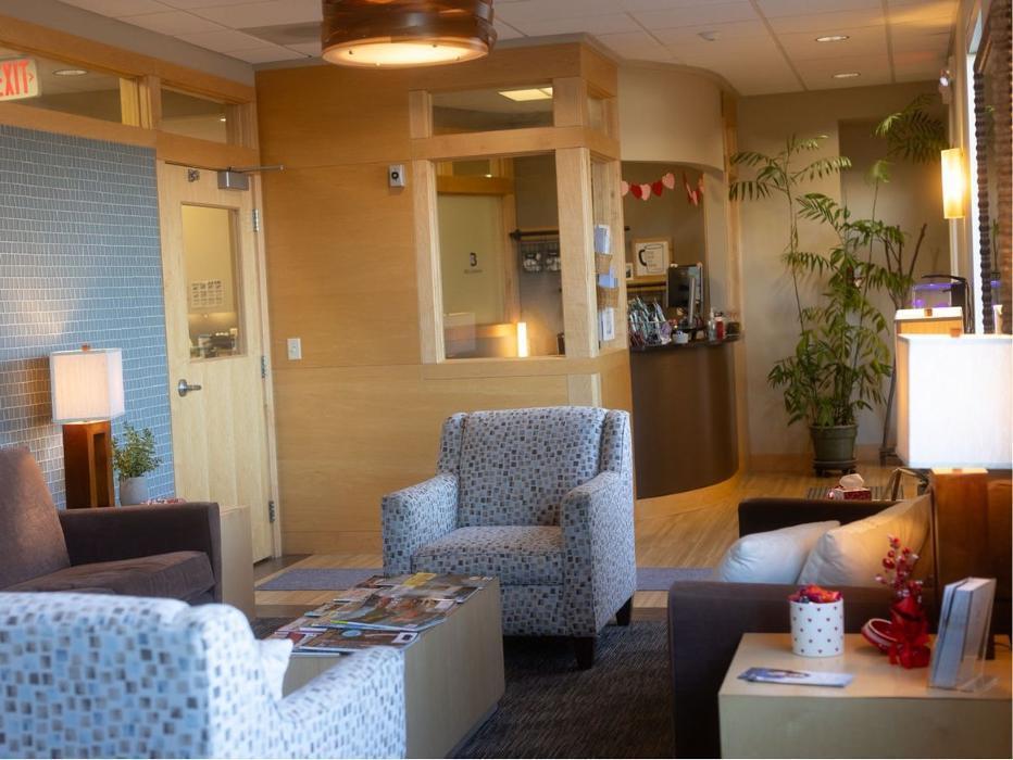 Relax in our modern, welcoming Missoula waiting room. Experience a comfortable, physician-led environment where patient care and aesthetic excellence are our top priorities.