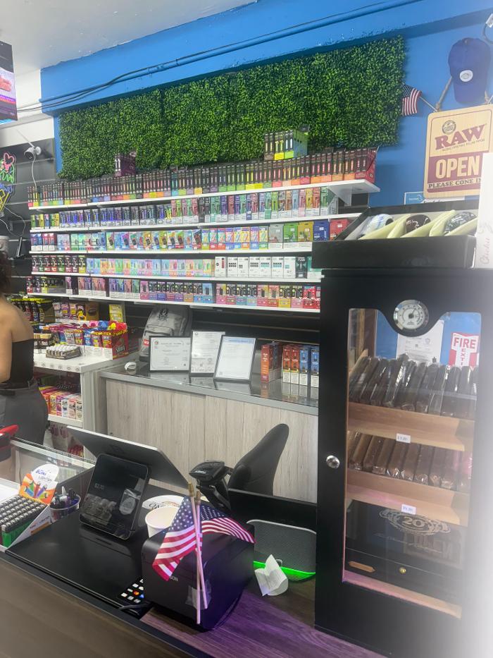 24/7 Mini market and smoke Image