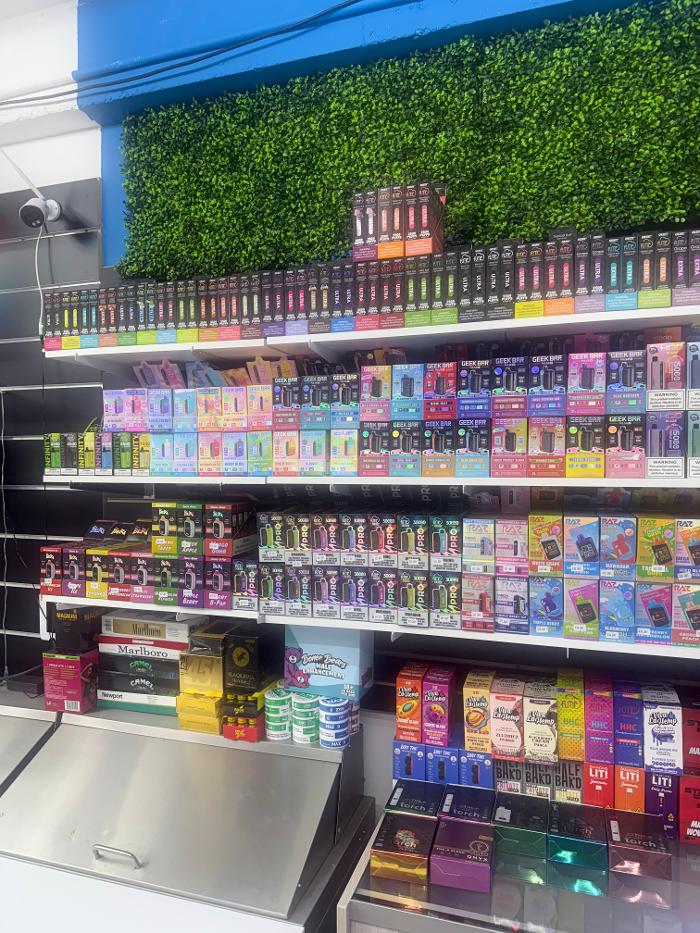 24/7 Mini market and smoke Image