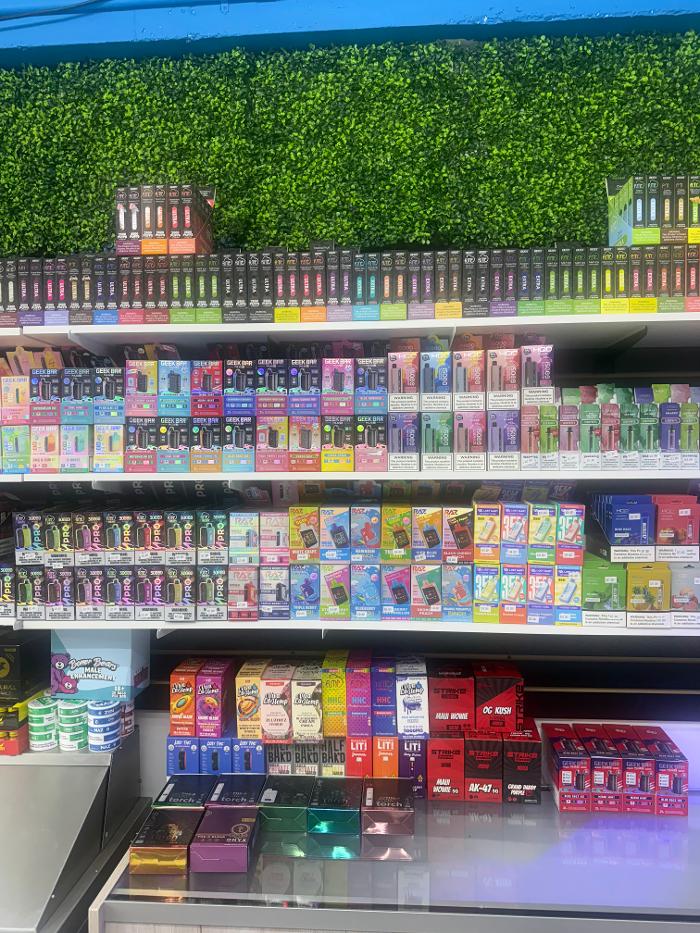 24/7 Mini market and smoke Image