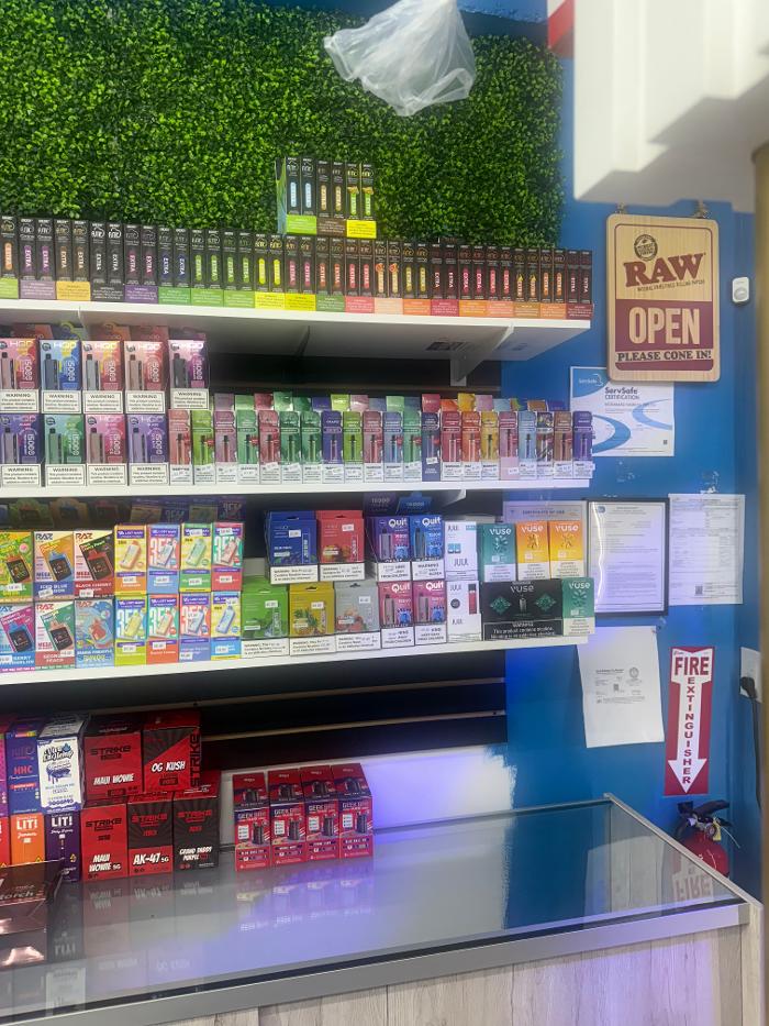 24/7 Mini market and smoke Image