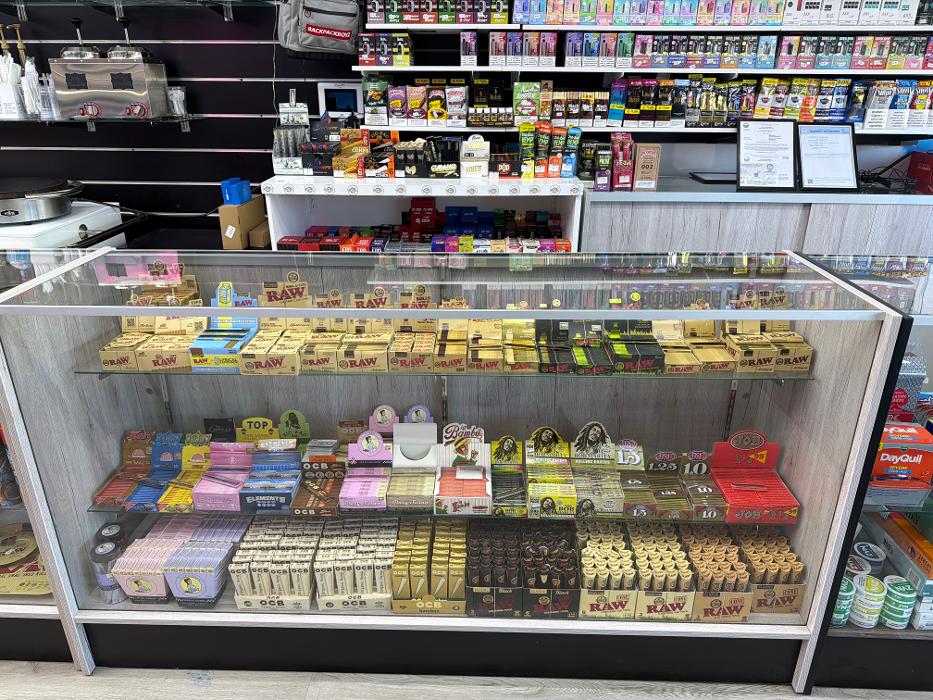 24/7 Mini market and smoke Image