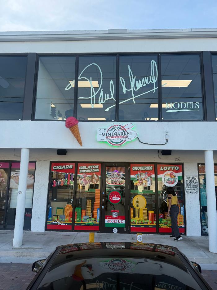 24/7 Mini market and smoke Image