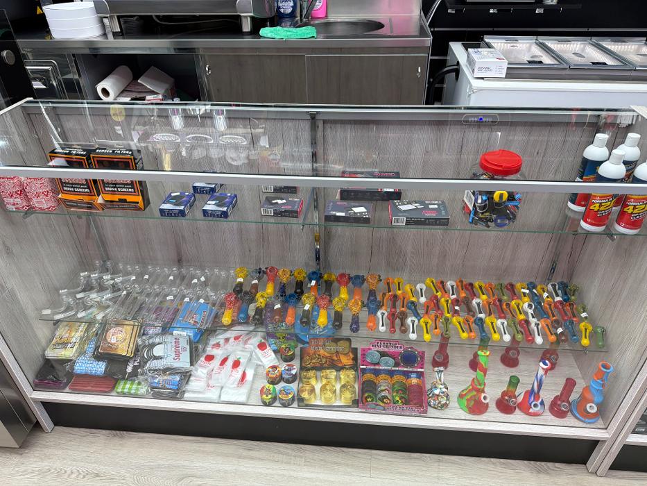 24/7 Mini market and smoke Image