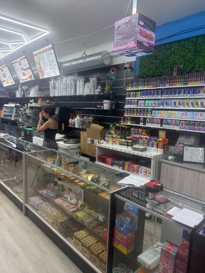 24/7 Mini market and smoke Image