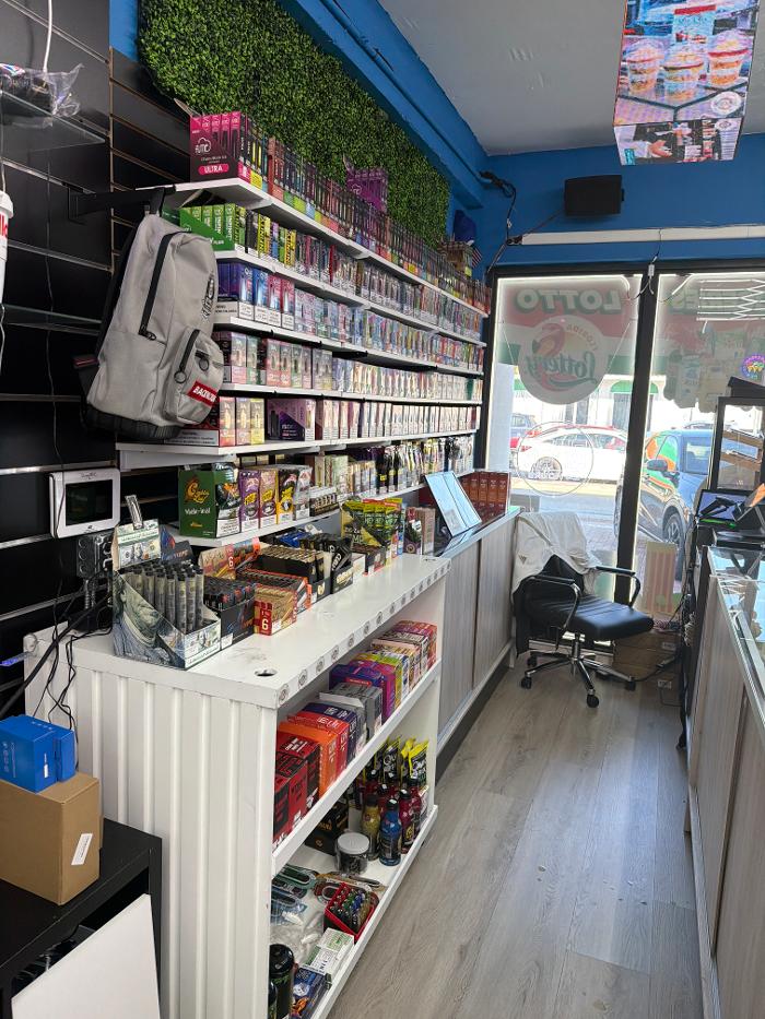 24/7 Mini market and smoke Image