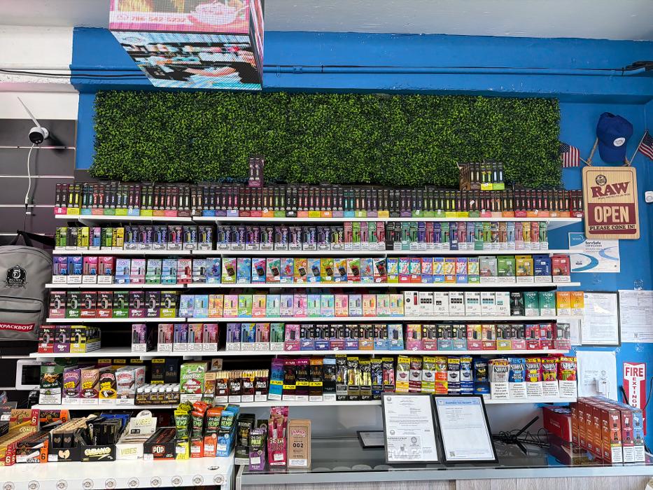 24/7 Mini market and smoke Image