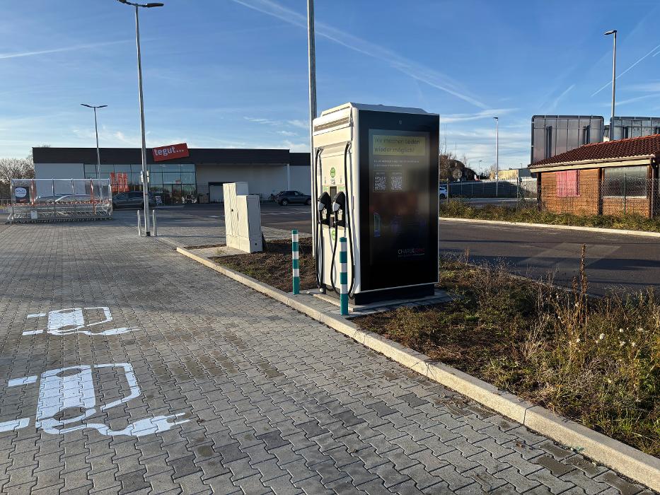 ChargeOne Ladestation, Im Gewerbegebiet in Abenberg